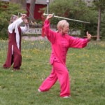 Roter Tai Chi Anzug mit Schwertform - Training im Park